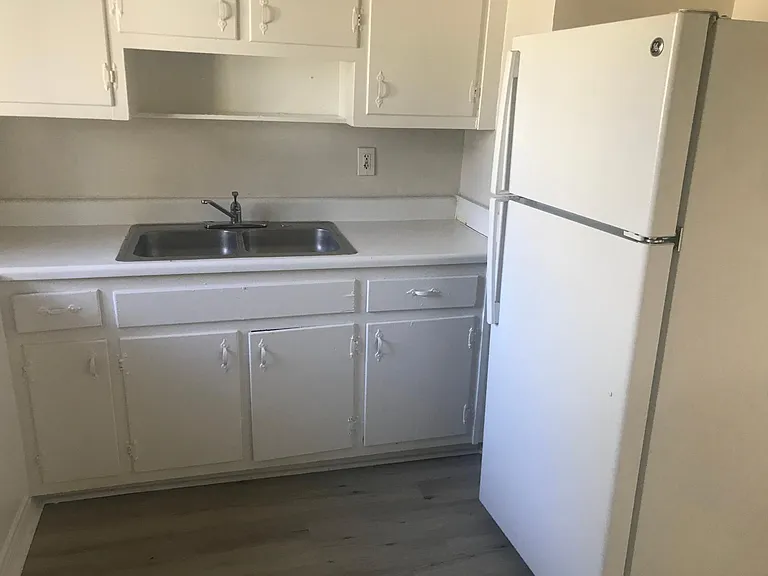 1096 Jolly Ave — Photo 9