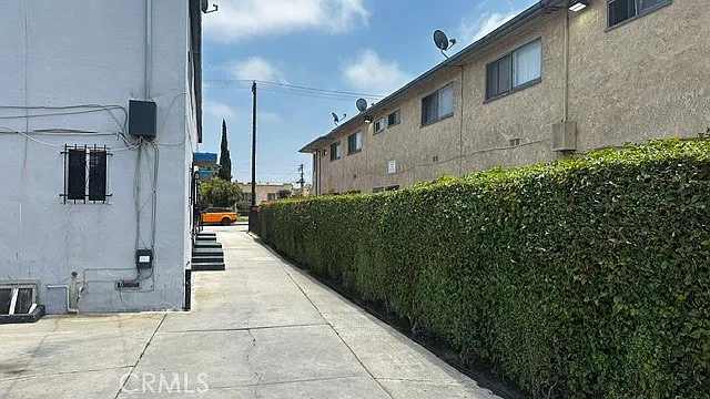 12 bed, 1200 sqft, $2,500 — Photo 3
