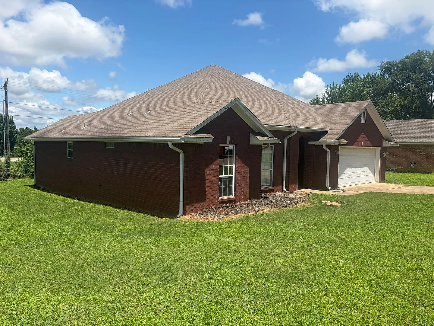 3 Bedroom and 2 Bathroom House — Photo 3