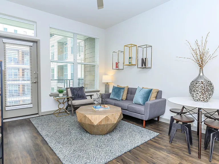 1711 Caroline — Photo 5