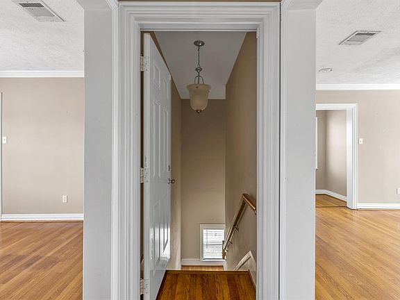5th image of 2810 Wentworth St
