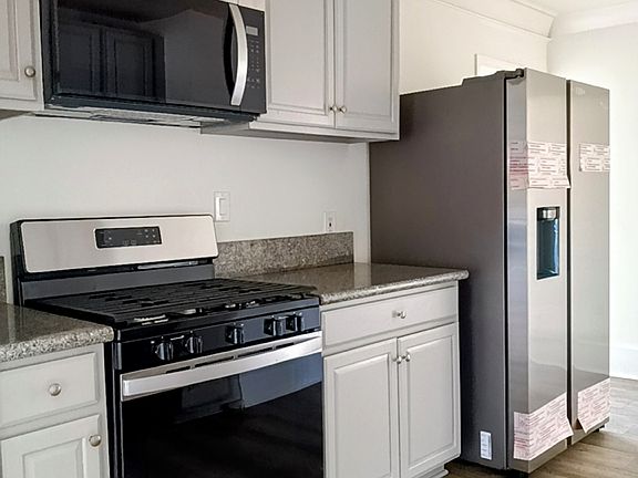 2nd image of 615 N Oxford Ave