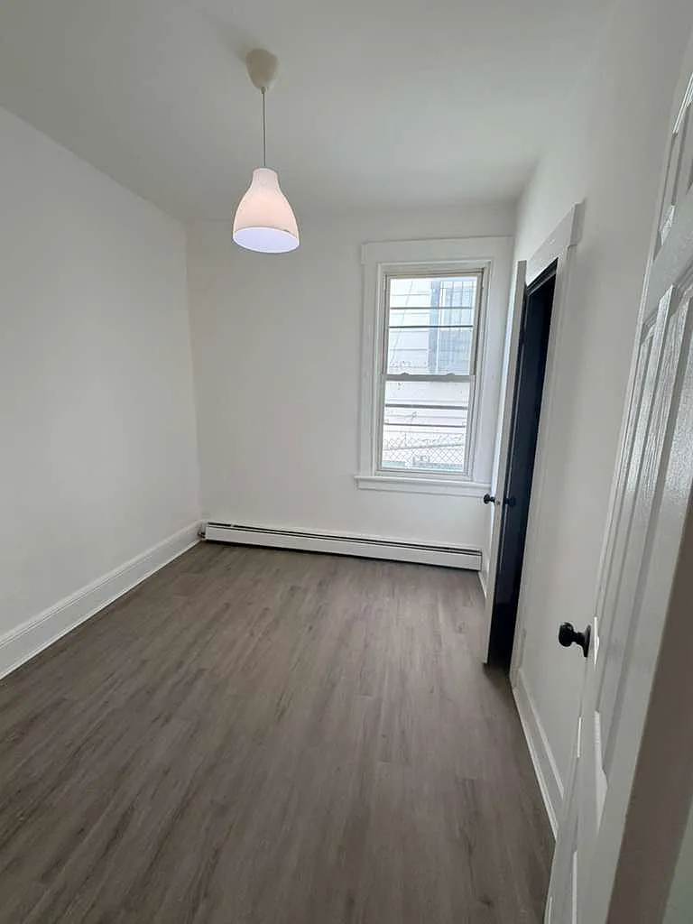 3 bed, 500 sqft, $1,300 — Photo 3