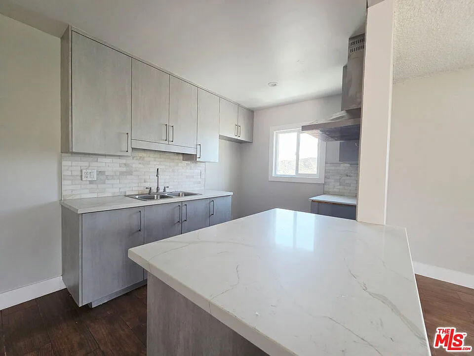 2 bed, 1.0 bath, 1000 sqft, $2,200 — Photo 4
