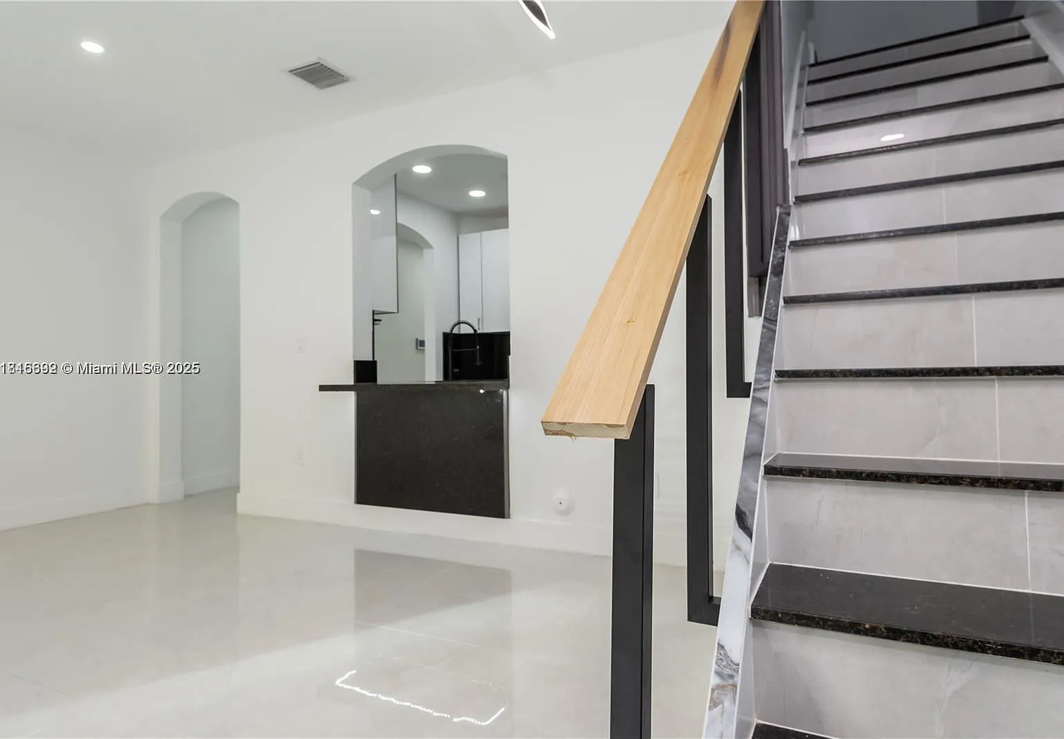 3 bed, 3.0 bath, 1428 sqft, $2,700 — Photo 3