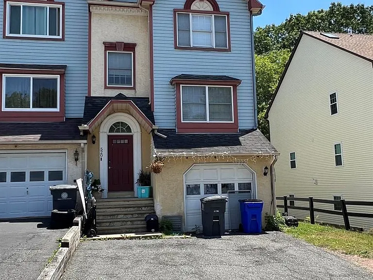 520 Upland St — Photo 1