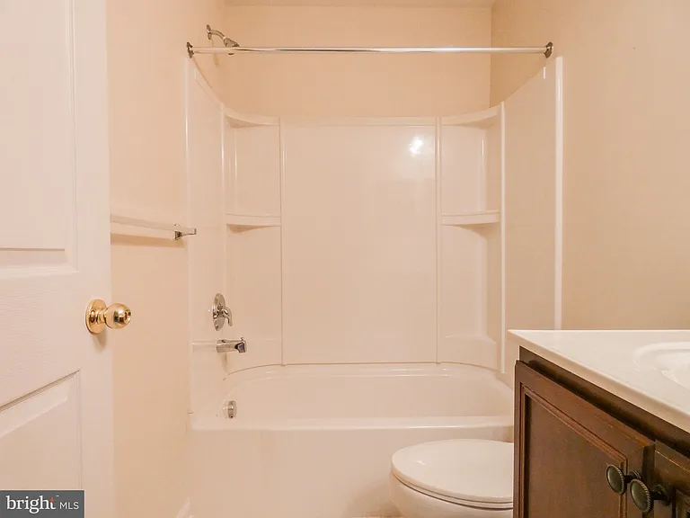 2105 Lexington Mews — Photo 29