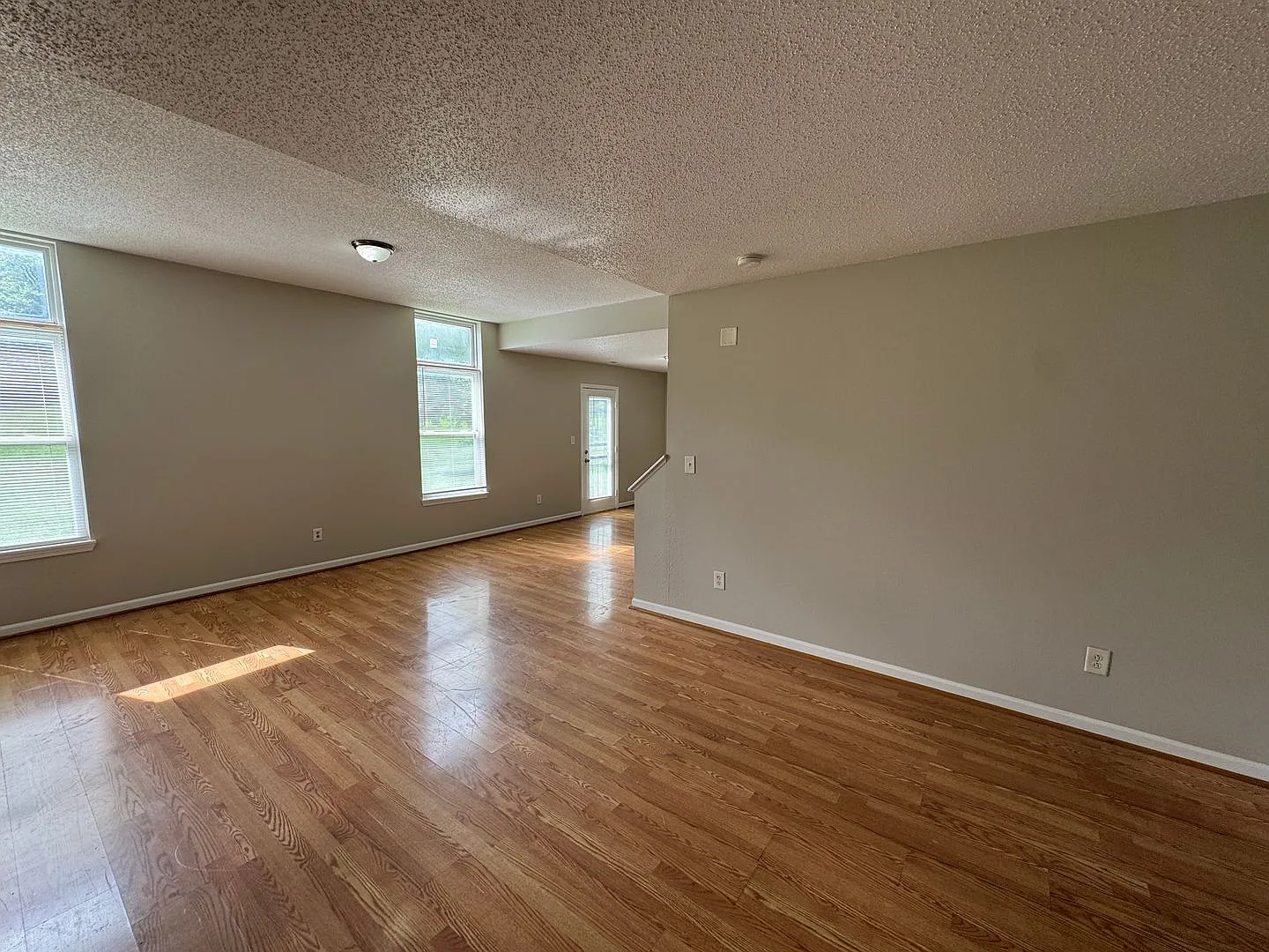 Lawrence-Fort Ben-Oaklandon 3 Bedroom and 2.5 Bathroom — Photo 4
