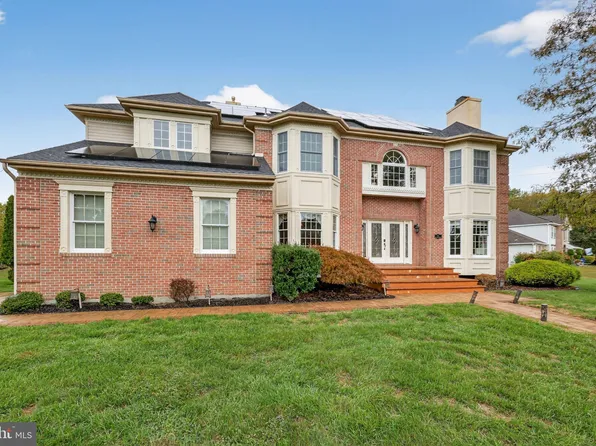 5 Hilltop Dr, Mount Laurel, NJ 08054