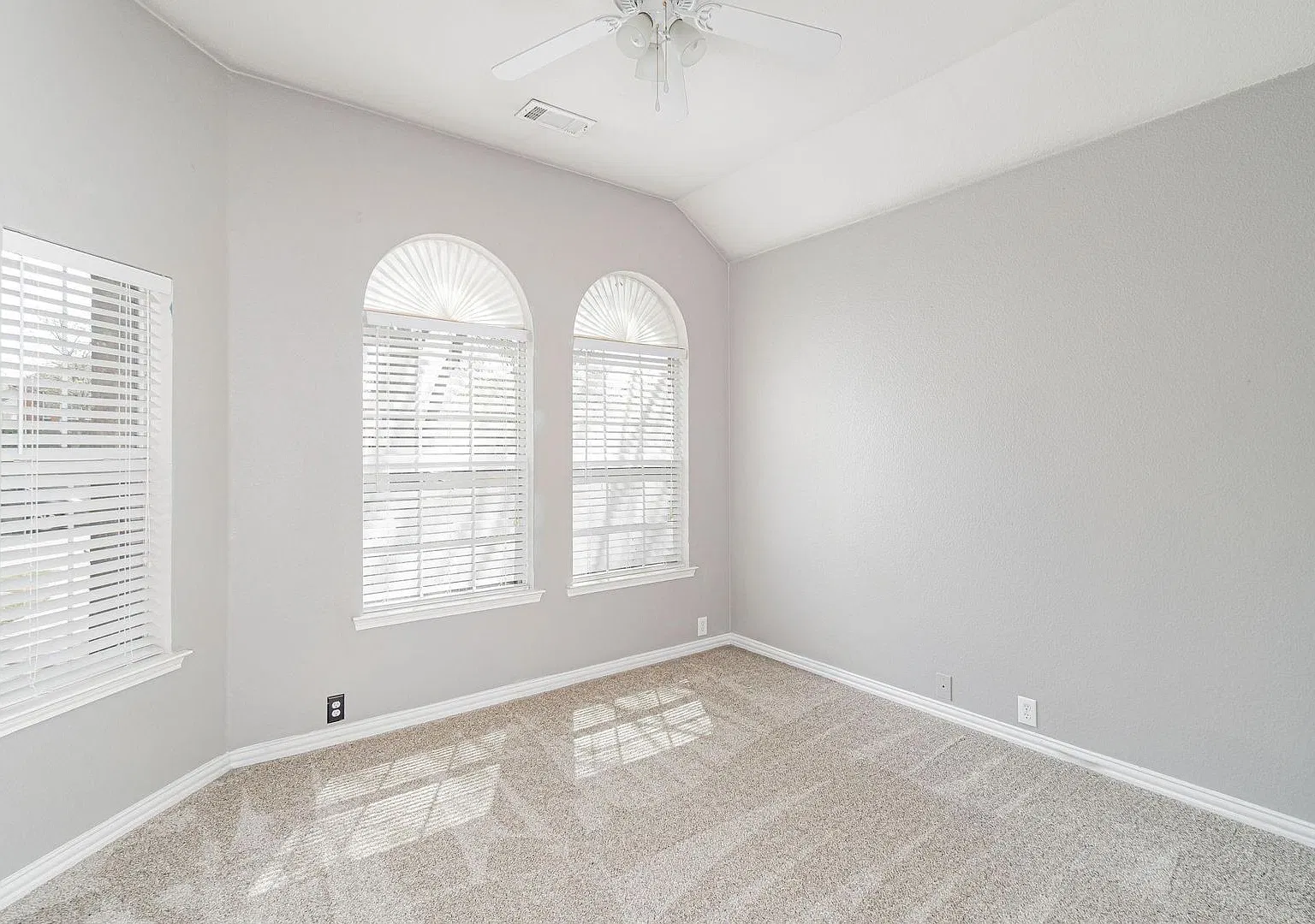 A must see Frisco home over 2200 sqft!! — Photo 2