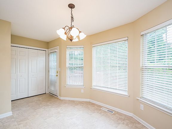 4th image of 19 Colonial Way