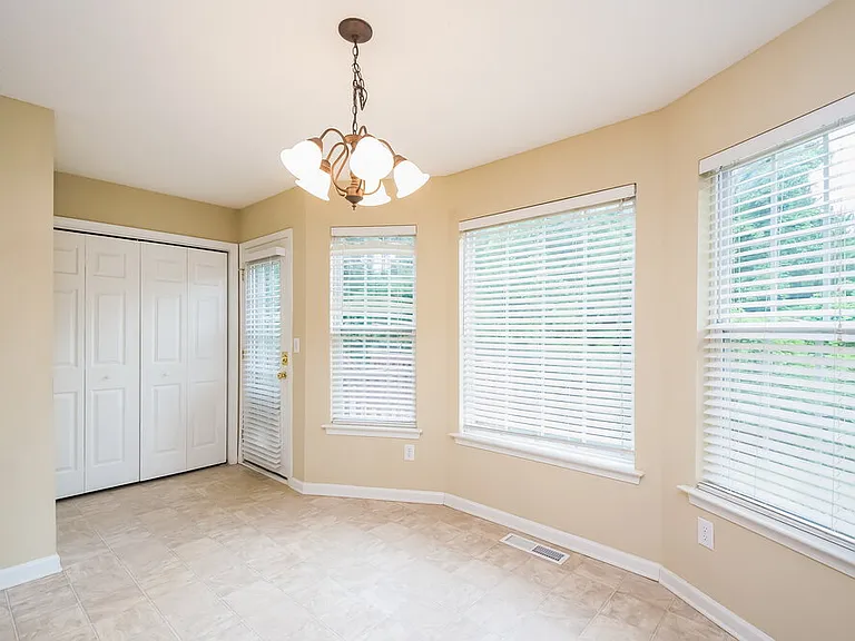 19 Colonial Way — Photo 4