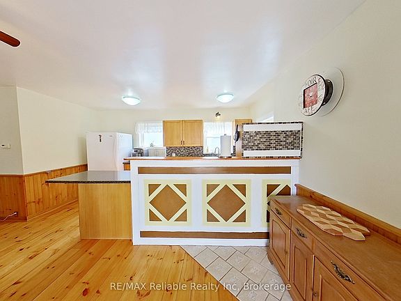 4th image of 32 Rattenbury St W