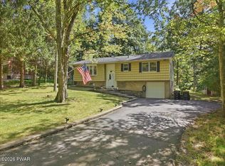 50 Woodledge Hills Dr, Hawley, PA 18428