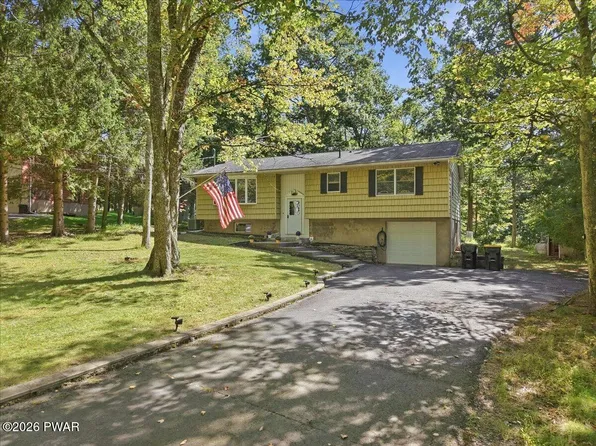 50 Woodledge Hills Dr, Hawley, PA 18428