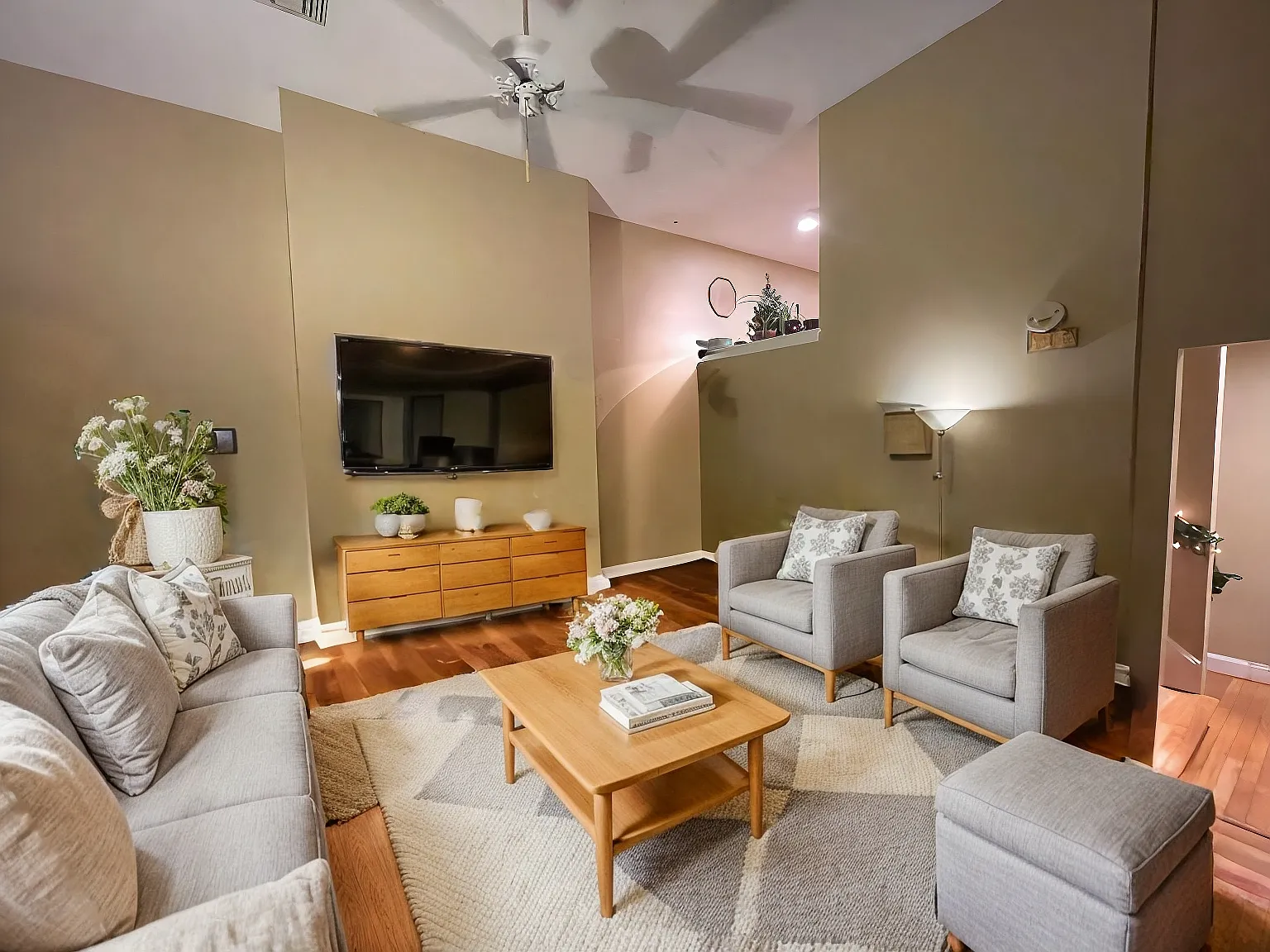 3 bed, 2300 sqft, $4,900 — Photo 1
