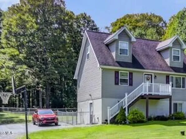 221 Cherrywood Ln, Moscow, PA 18444