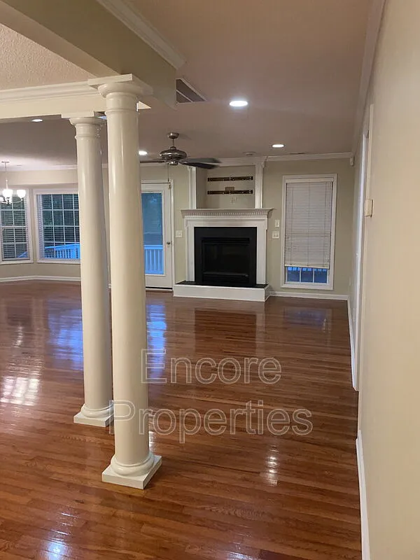 3 bed, 2.0 bath, 1880 sqft, $2,100 — Photo 4