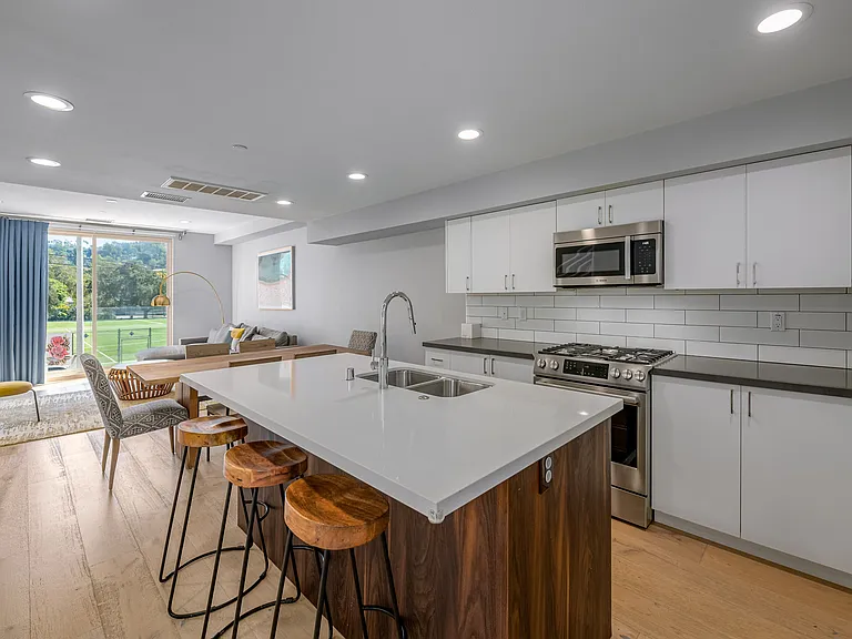 1407 Bates Ave — Photo 3