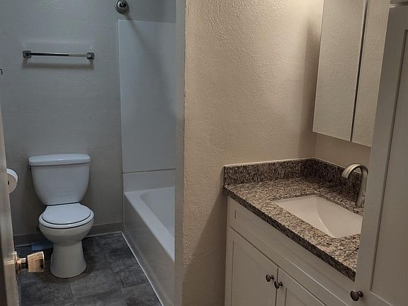 4th image of 2649 Woodridge Ct #1