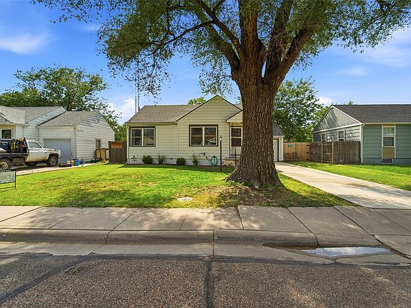2nd image of 1205 Parkwood Ln