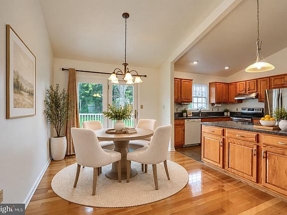 4th image of 27 Pine Ridge Cir