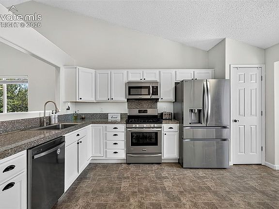 3rd image of 924 White Stone Way