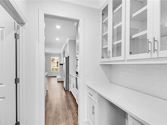5th image of 836 Church St