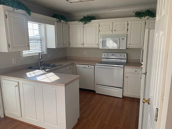 4th image of 1916 Thomas Ct