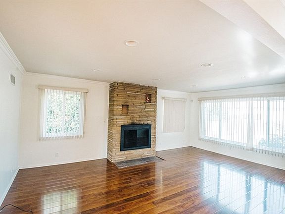 4th image of 2980 E Del Mar Blvd