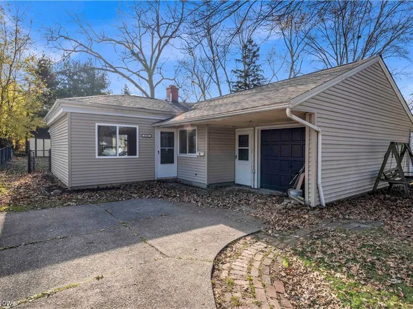 8939 Manorford Dr, Parma Heights, OH 44130