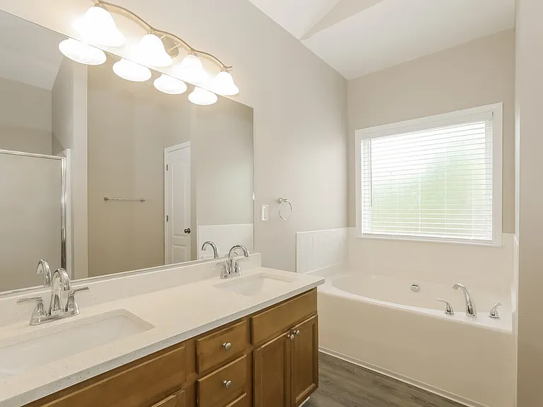 2452 Temple View Dr — Photo 11