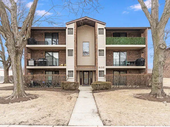 500 Valley Dr APT 100, Naperville, IL 60563