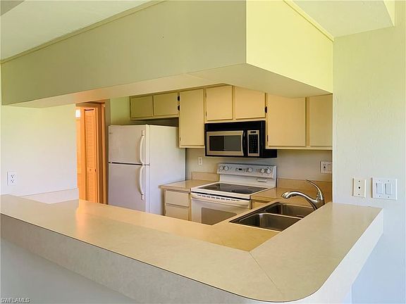 4th image of 5590 Trailwinds Dr APT 425