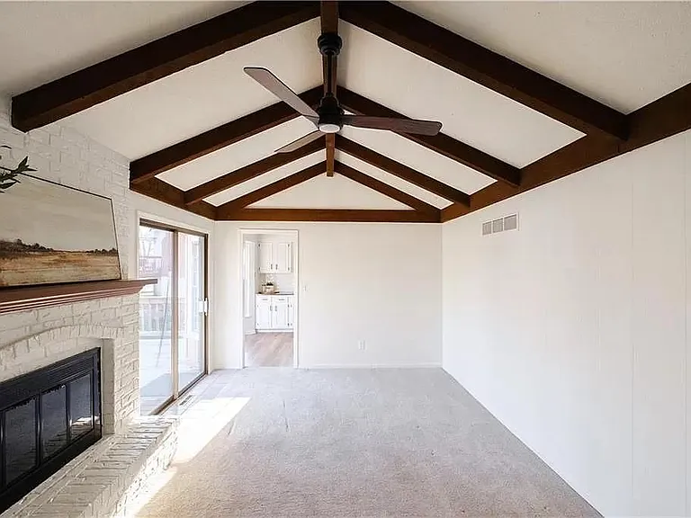 504 NE Johnston Dr — Photo 2