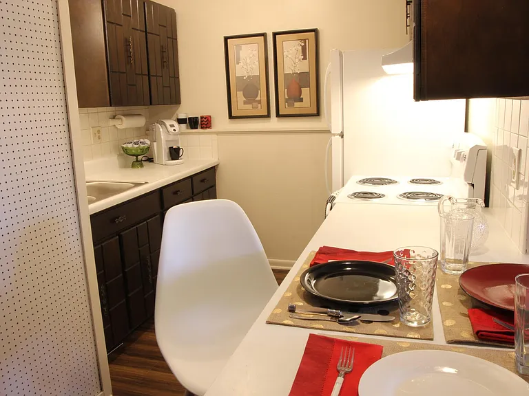 Lee Crest Apartments — Photo 5