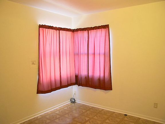 4th image of 2251 La Verne Ave
