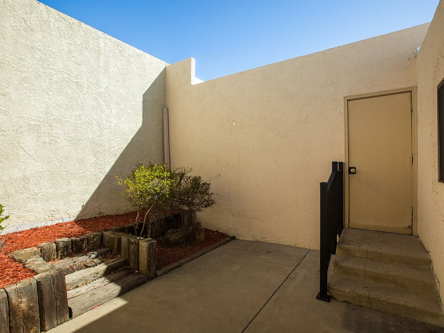 8304 Della Rd NE — Photo 4