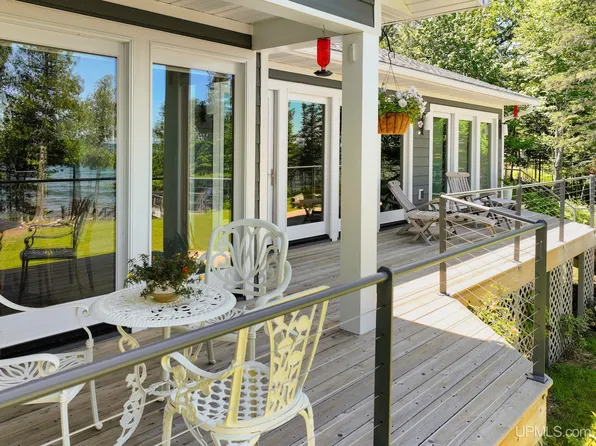 3057 Lakeshore Dr, Calumet, MI 49913