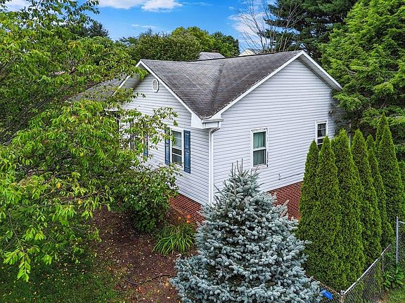 2nd image of 1334 Sandy Cir