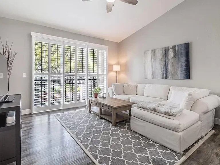 811 Normandy Trace Rd — Photo 1
