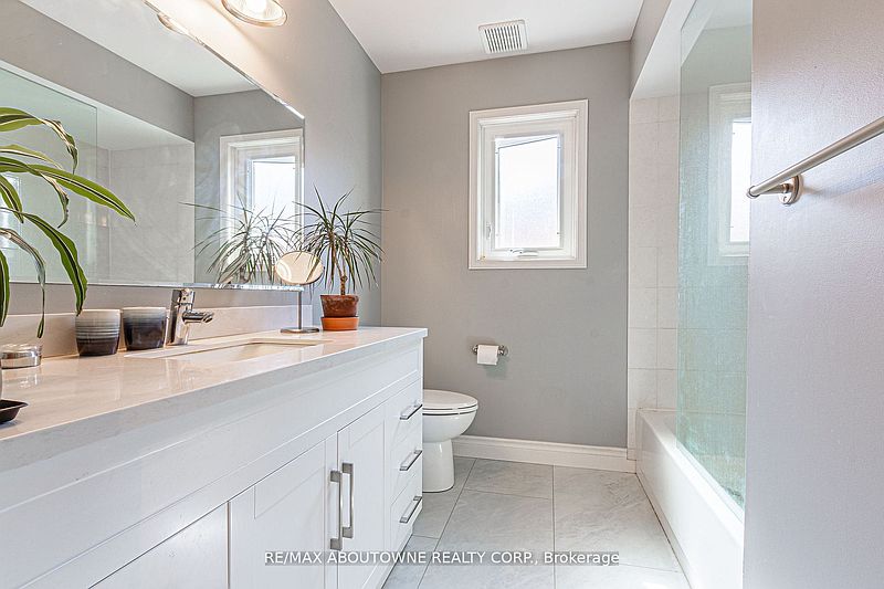 Oakville Townhouse for rent - 3 Bedrooms — photo 17