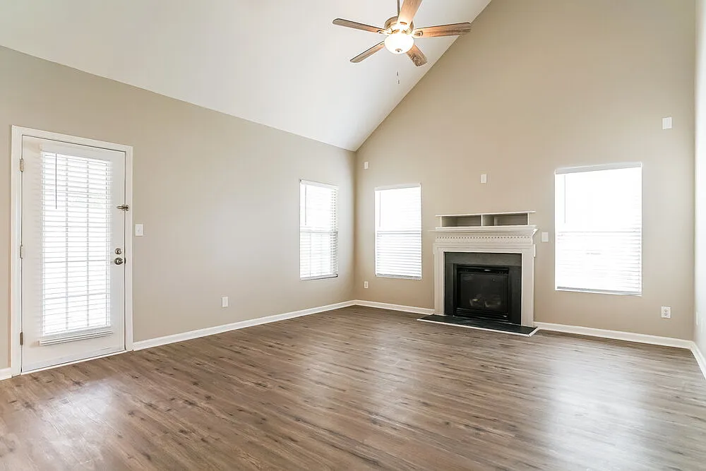 3 bed, 2.5 bath, 2343 sqft, $2,250 — Photo 4