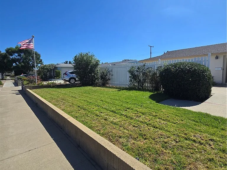 394 N Clinton St — Photo 2
