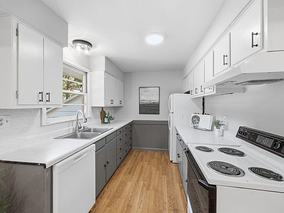 5th image of 985 Sunnyfield Rd N