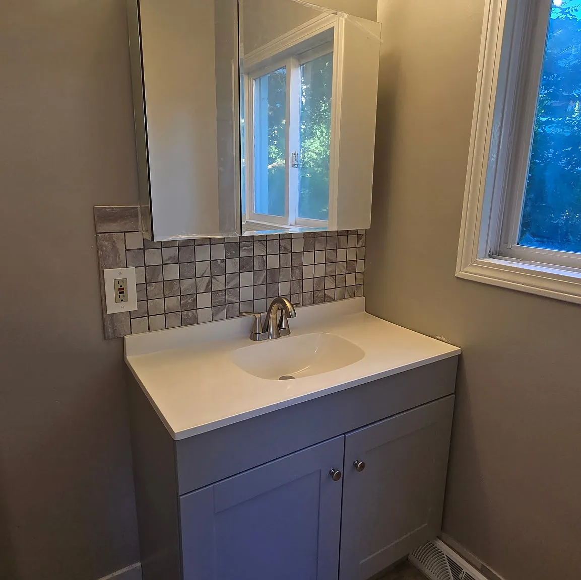 3 bed, 900 sqft, $2,400 — Photo 2
