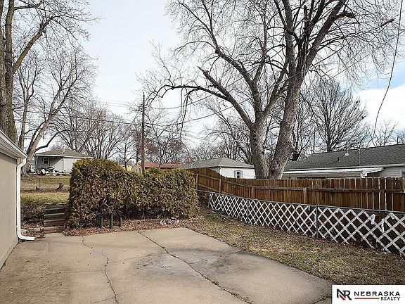 5th image of 830 Judson St