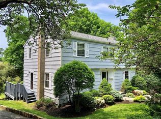 22 Grandview Dr, Mount Kisco, NY 10549