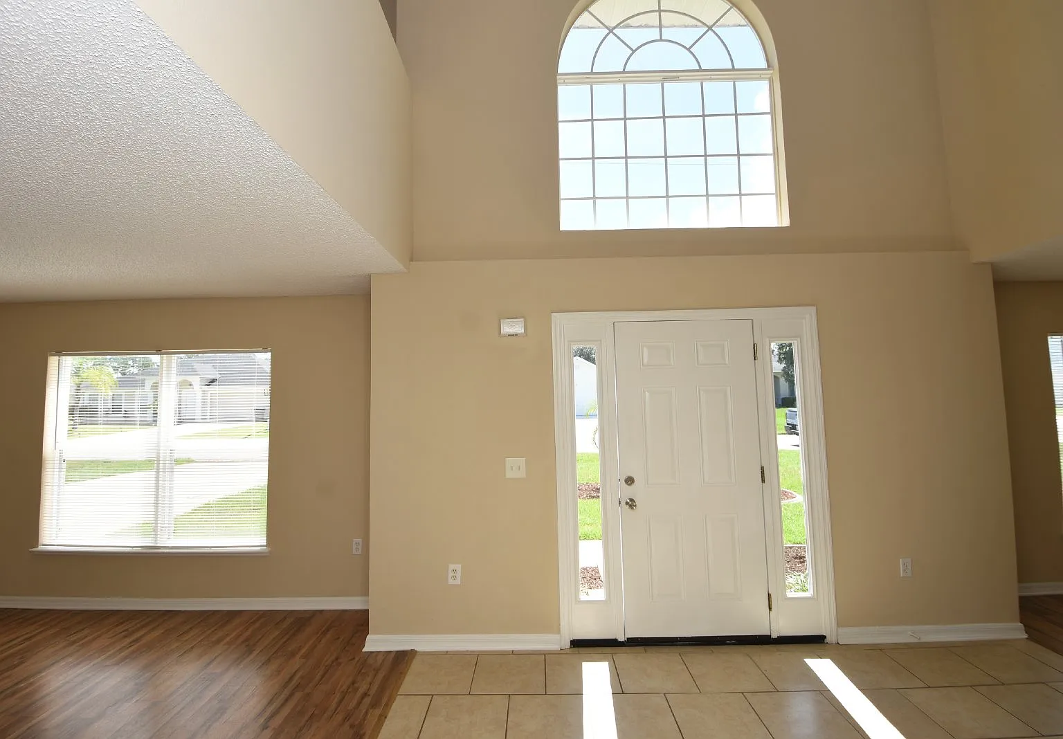5 bed, 2.5 bath, 2928 sqft, $2,400 — Photo 2