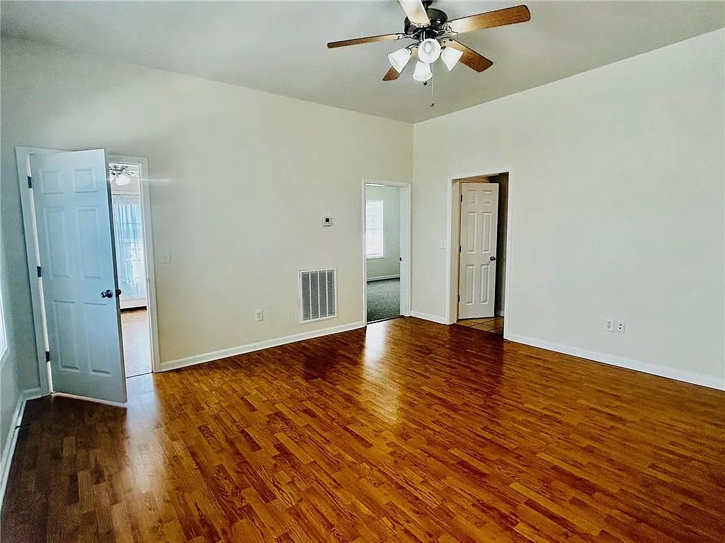 1 bed, 1.0 bath, 1590 sqft, $1,350 — Photo 4